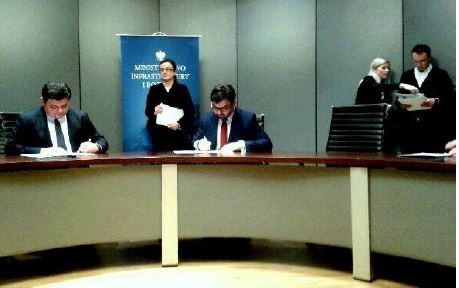 Paweł Orłowski- wiceminister MIiR oraz Tomasz Czop- Dyrektor Wojewódzkiego Urzędu Pracy w Rzeszowie podpisują porozumienie w sprawie podkarpackiego PO WER