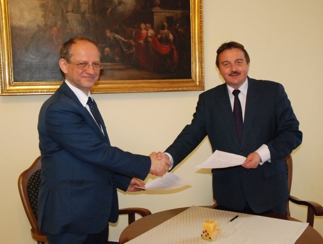 Dyrektora WUP wicedyrektor WUP ds. Europejskiego Funduszu Społecznego Maciej Karasiński oraz prof. nadz. dr hab. Wacław Wierzbieniec rektor PWSTE
